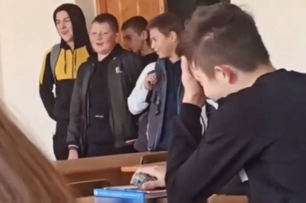 Школьники поют песню, кадр из видео