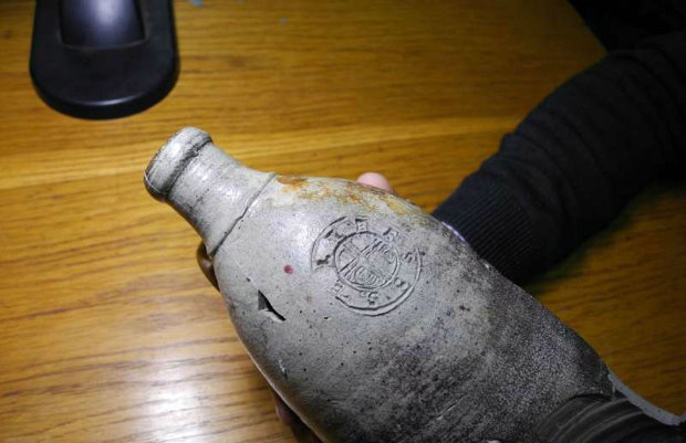 Среди руин нашли старинную бутылку для лечебной воды
