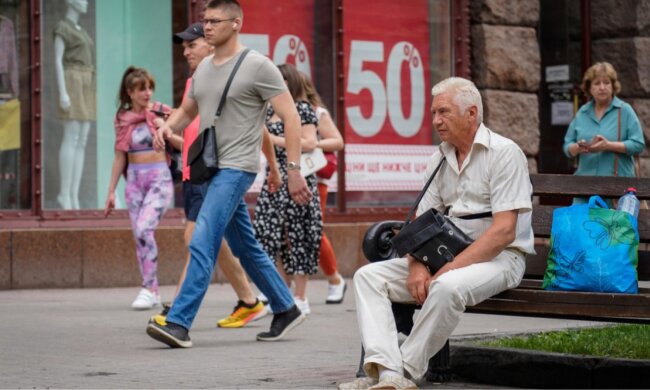Доплата к пенсии более 2500 грн: деньги в руках пенсионера