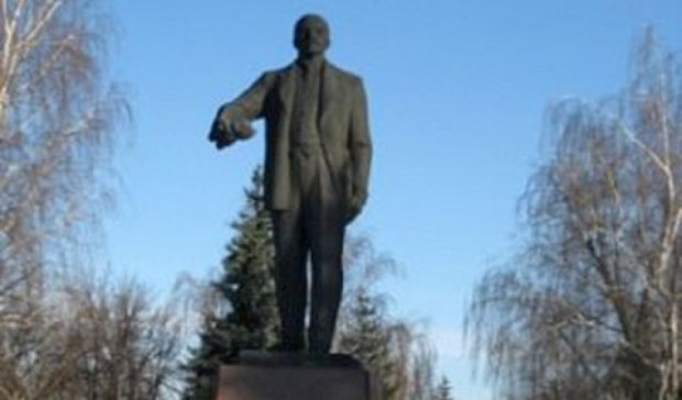 Из поселка Харьковской области «ушел» еще один Ленин (фото) 