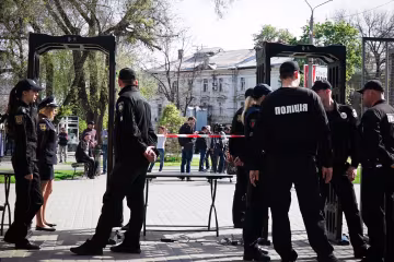 Разъяренный одессит устроил погром в центре города: депутата - на помойку