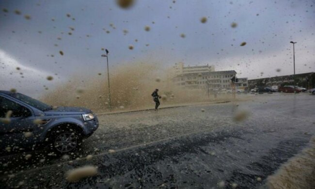 Люта стихія влаштувала в Києві масштабний потоп: відео