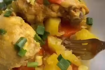 Печеня з курячими стегнами та картоплею, кадр з відео