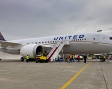 Стюарди викинули лікаря з літака: опубліковано відео
