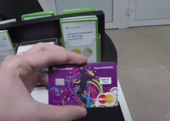 Карта ПриватБанку. Фото: скрін youtube