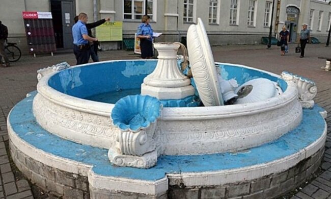 Селфі-майстер розвалив фонтан на Сумщині