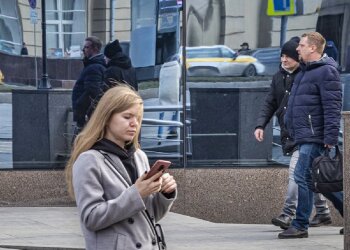 Пешеход с телефоном, скриншот: YouTube