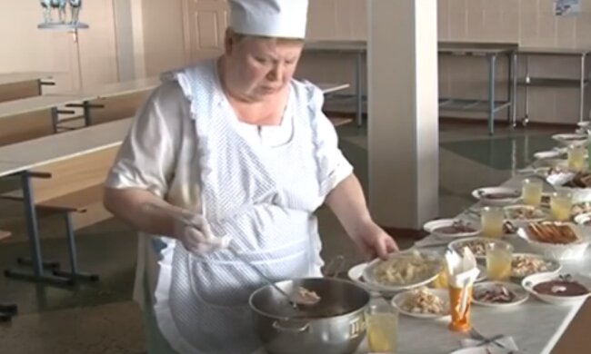 Учительница-гестаповка набросилась на ученика из-за куска хлеба: "Я тебе покажу, скотина"