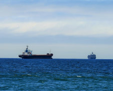 Терміново: корабель Путіна нахабно увірвався в українські води, армія напоготові
