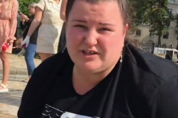 Alyona Alyona відмиває Софійську площу, кадр з відео