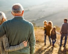 Батьки та дорослі діти: фото Sixty and me