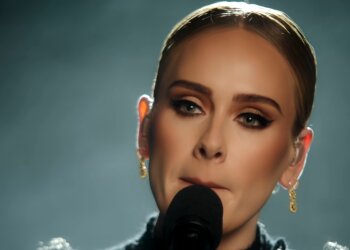 Адель, кадр из клипа "Easy on Me"