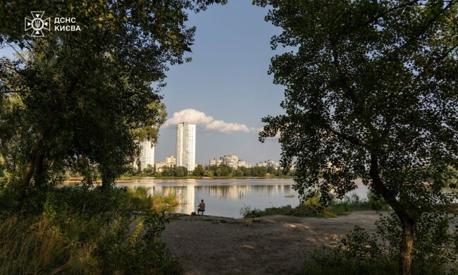 Кирилівське озеро після забруднення, фото: ДСНС Києва