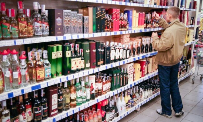 Алкоголь в Україні знову подорожчає
