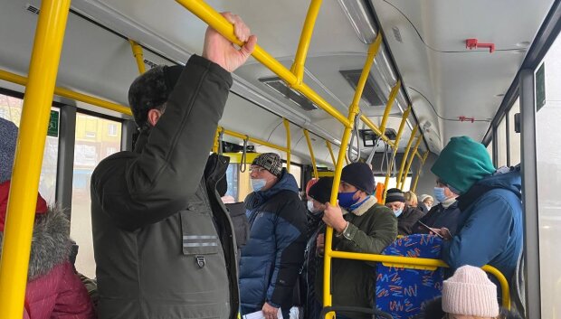 Українці в громадському транспорті, фото: Знай.ua