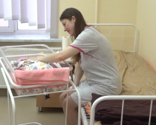 Допомога на дитину. Фото: скрін youtube