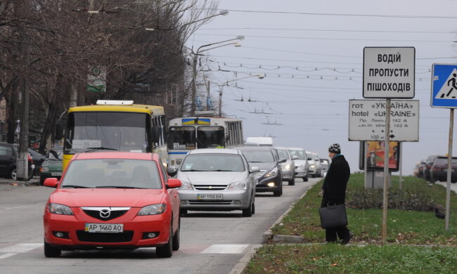 Пішоходи та дорога, фото з вільних джерел