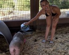 Майлі Сайрус "заселфилась" у купальнику