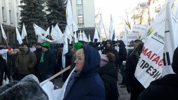 Офис Зеленского в Киеве окружила нервная толпа, выдвинуты требования, - фото и видео