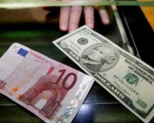 Перекази за кордон українці скоротили втричі