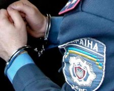 Двох міліціонерів заарештували за пограбування кафе-бару