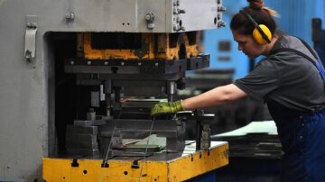 "Лучше бы научили менять розетку": украинцы предлагают поменять уроки в школах