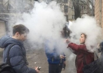 Подростки с вейпами, скриншот: YouTube