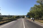 Смерть нависла над головою: українців катають під зруйнованим мостом в Харкові, - моторошний відеофакт