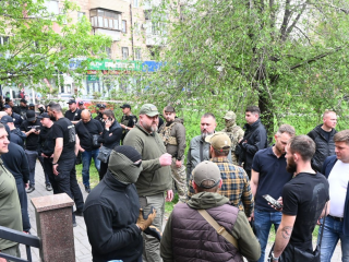 ТЦК в Запорожье помогли "захватить" офис рейдерам / фото: Нацполиция
