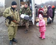 Офіцери допомагають мешканцям на лінії зіткнення (фото)