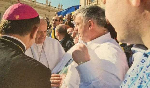Папі Римському подарували футболку з зображенням Савченко (фото)
