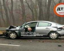 Через сильний туман під Києвом розбилася Mazda (фото)