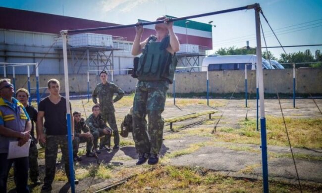В соревнованиях "Призывник" на Запорожье подтягивались в бронежилетах (фото)