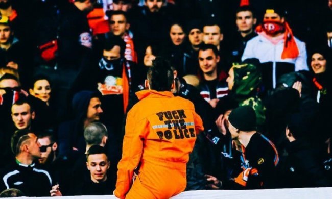 Фанати влаштували бійку і кидалися фаєрами на матчі Динамо з Шахтарем 