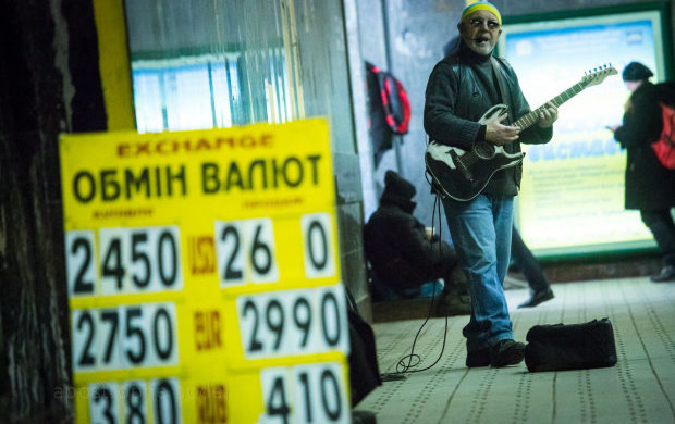 Курс валют на 28 травня: долар і євро стали легшими за пір'їнку