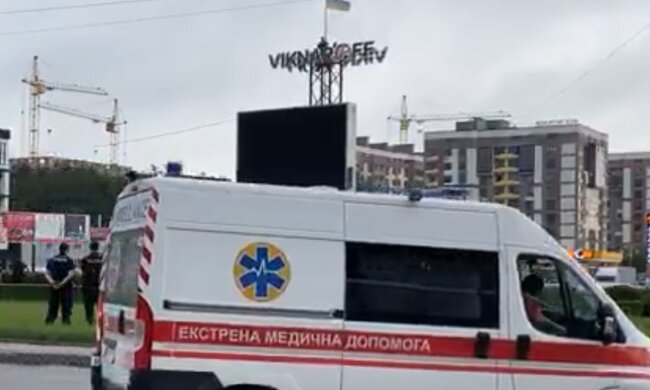 У Тернополі нервовий чоловік видерся на білборд з каністрою бензину і сірниками