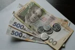 Пенсіонер із гривнями в руках