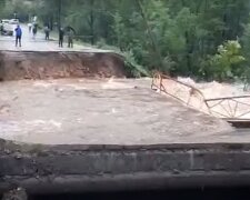 Зруйнований міст у Тинді, скріншот з відео