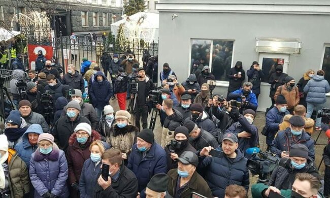"Поздравь президента платежкой": эксклюзивный репортаж с митинга на день рождения Зеленского