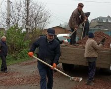 Тернопільським медикам вручили лопати в розпал пандемії: "А лікувати хто буде?"