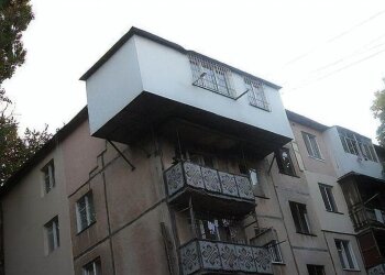 Балкон в "хрущевке", скриншот: YouTube