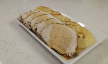 Свиняча вирізка з ананасом та чебрецем: фото скрін Ютуб