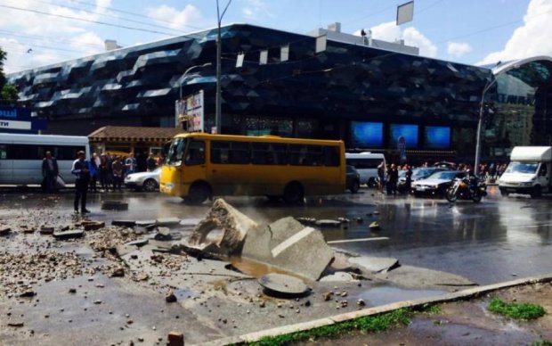 В Киеве ЧП: перекрыта часть улицы
