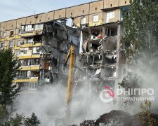 Демонтаж разрушенного подъезда девятиэтажки на проспекте Героев в Днепре