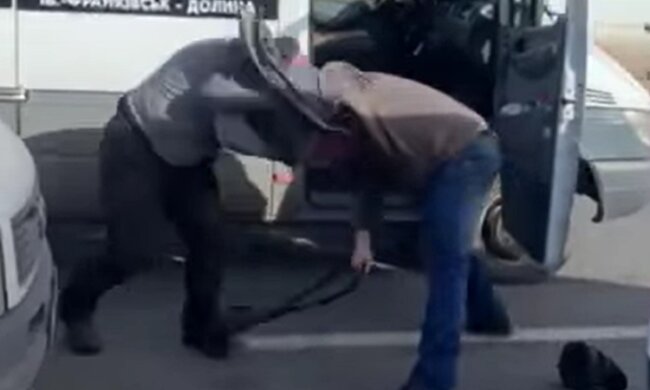 Бійка водіїв, кадр з відео Івана Мазурика: Facebook Голінь +
