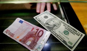 Переводы за границу украинцы сократили втрое