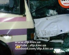 На Київщині "Мерседес" протаранив автобус