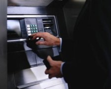 Російські банкомати підхопили вірус щедрості