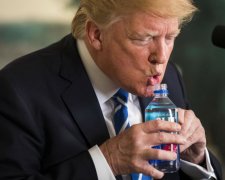 Ельцин курит в сторонке: Трамп вляпался в алкогольный скандал