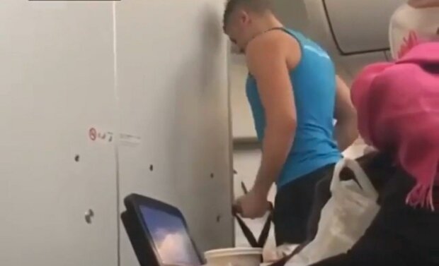 Мужчина осмелился сделать это прямо в самолете и прославился на весь интернет: видео